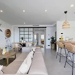 3 Bedroom Ground Floor @ Hills! *