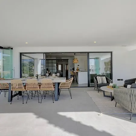 3 Bedroom Ground Floor @ Hills! *