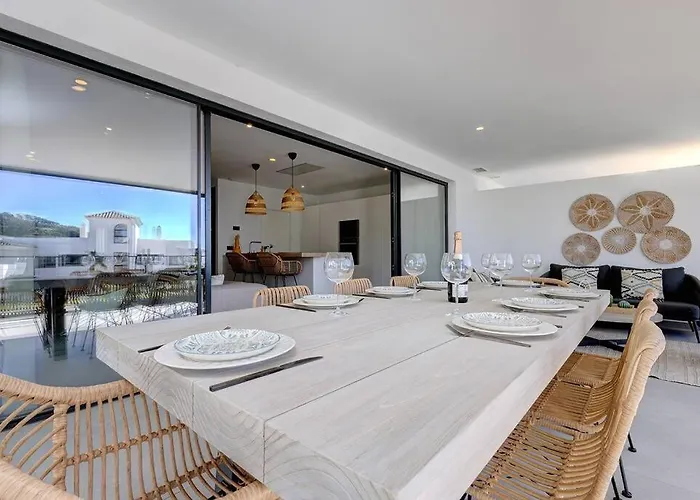 Apartment 3 Bedroom Ground Floor @ Hills! *