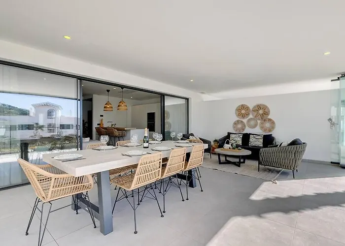 3 Bedroom Ground Floor @ Hills! Apartment *